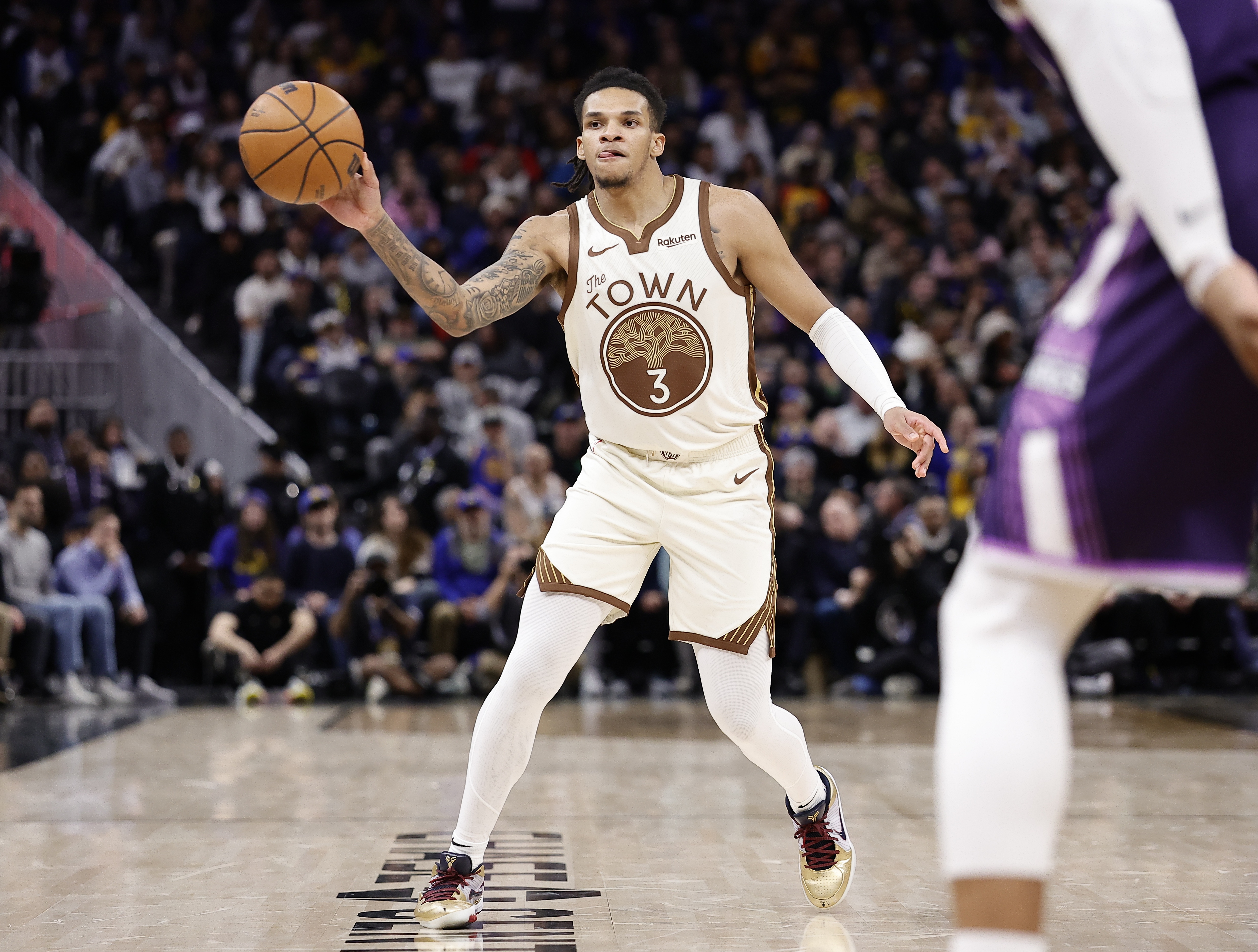 九游官网-差太多了！勇士上半场三分31中13&amp;命中率42% 开拓者三分18中3